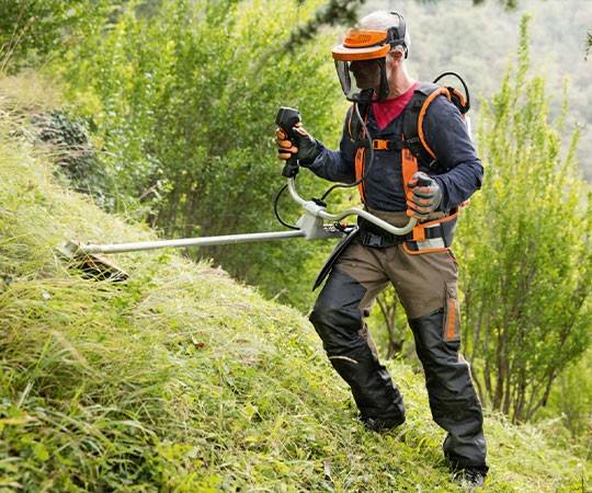 Покос травы в Нефтеюганске и  Ханты-Мансийском автономном округе - Югре